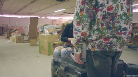 Девка Показует Попу В Сарае