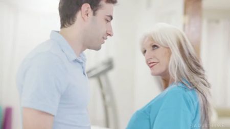 Девушка С Большими Сиськами В Юбке На Черном Диване