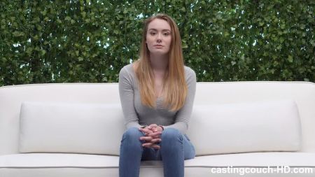 Романтическая Блондинка С Сексуальной Татуировкой Дает Футбэк Рано Утром