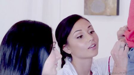 Девушки В Нижнем Белье В Постели Без Трусов Крупно