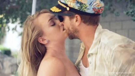 Маленькая Девушка Делает Минет