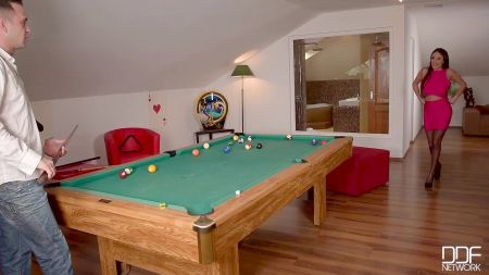 Где Красивые Девки Т******* Страпоном Молодого Парня