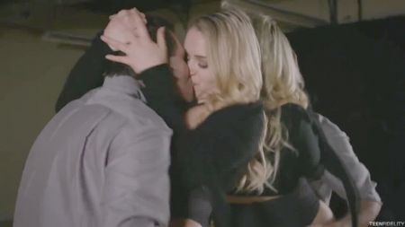 Секс Грудастая Мама С Мужчинами А Дочка Поймала Их