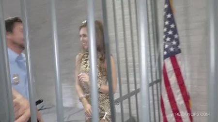 Зрелую Даму Ебут В Лесу