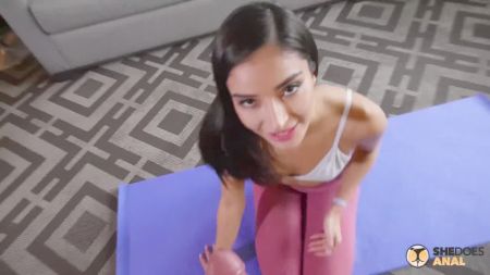 Мамашка В Черных Чулках И С Большими Сиськами Глубоко Отсосала Член Молодому Парню