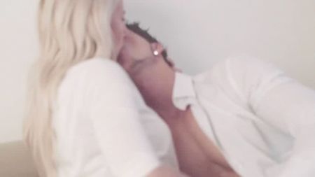 Зрелую Жену Ебет Молодой Парень