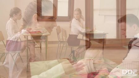 Бабушка Подсматривает За Молодой Парой