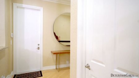 Русская Бабушка Доила Корову