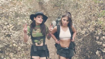 Девушка Трогает Писю В Туалете