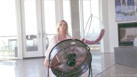 Скрытая Видеокамера В Женских Раздевалках На Пляже Видео Крупным Планом