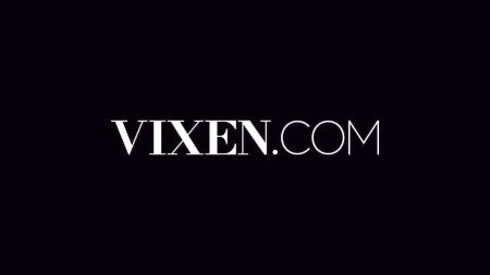 Голые Девушки Лесби Стоят На Четвереньках Видео