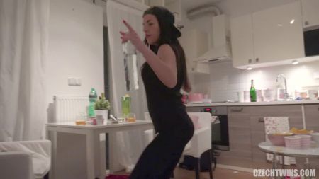 Очень Много Кончил В Рот На Фиолетовом Диване