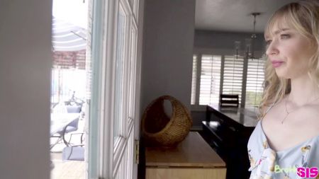 Порка Девушки Голая Попа С Широко Раздвинутыми Ногами