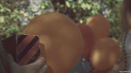 Видео Трансы Трахают Лесби В Чулках В Противогазе