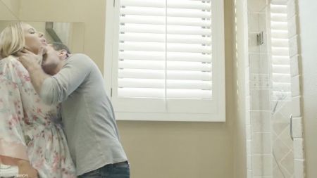 Девушка В Трусиках Смотрим Под Юбку