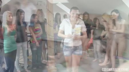 Голые Девушки Танцуют На Сцене Видео