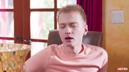 Девушка Мастурбирует Сжимая Бедер