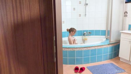 Видео Скрытой Камерой Под Столом Женщины Снимают Трусики