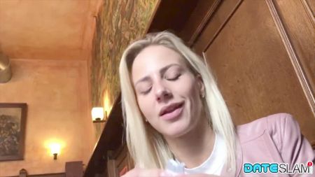 Скрытая Камера Под Столом,Девушка Не Знает Что Ее Снимает Скрытая Камера