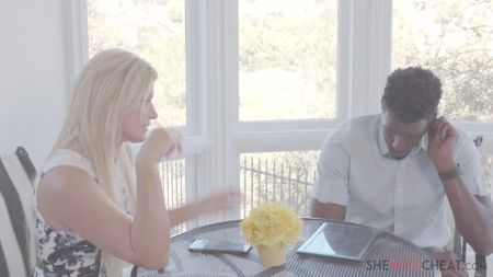 Сильно Видео Папа Нюхает Дочки На Грязные Трусики