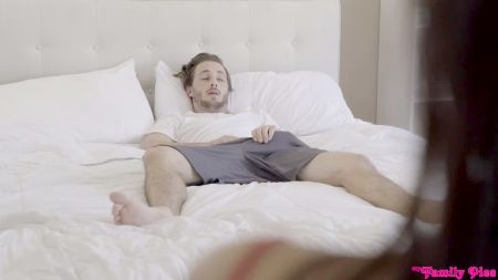 С Девушкой В Обтягивающих Штанах