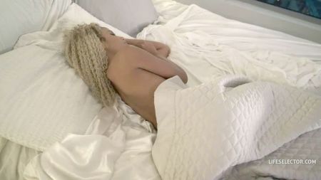 Две Подруги Кончают Мужику В Рот