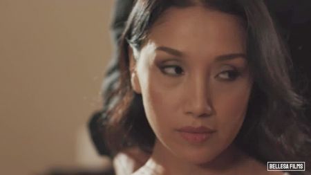 Видео Раздвинутые Ноги На Нудистком Пляже