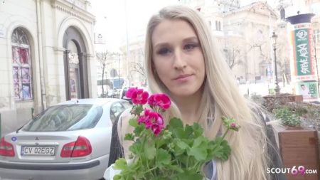 Девушка Доминирует Над Парнем И Пердит В Рот