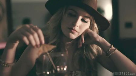 Красиво И Нежно Пожилпя Женщина Дрочит И Сомёт Член Молодому Парню