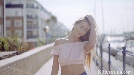 Беременная Зрелая Женщина Кормит Грудью: