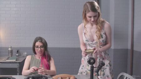 Модная Зрелая В Капроновых Колготках Видео