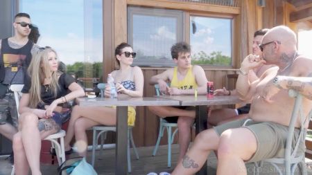 Девушка Сосет Сосок У Мужика