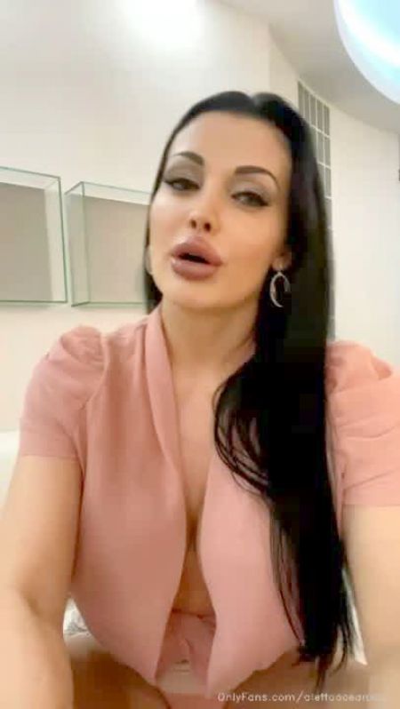 Аниме Баба Дрочит В Ванной Киску